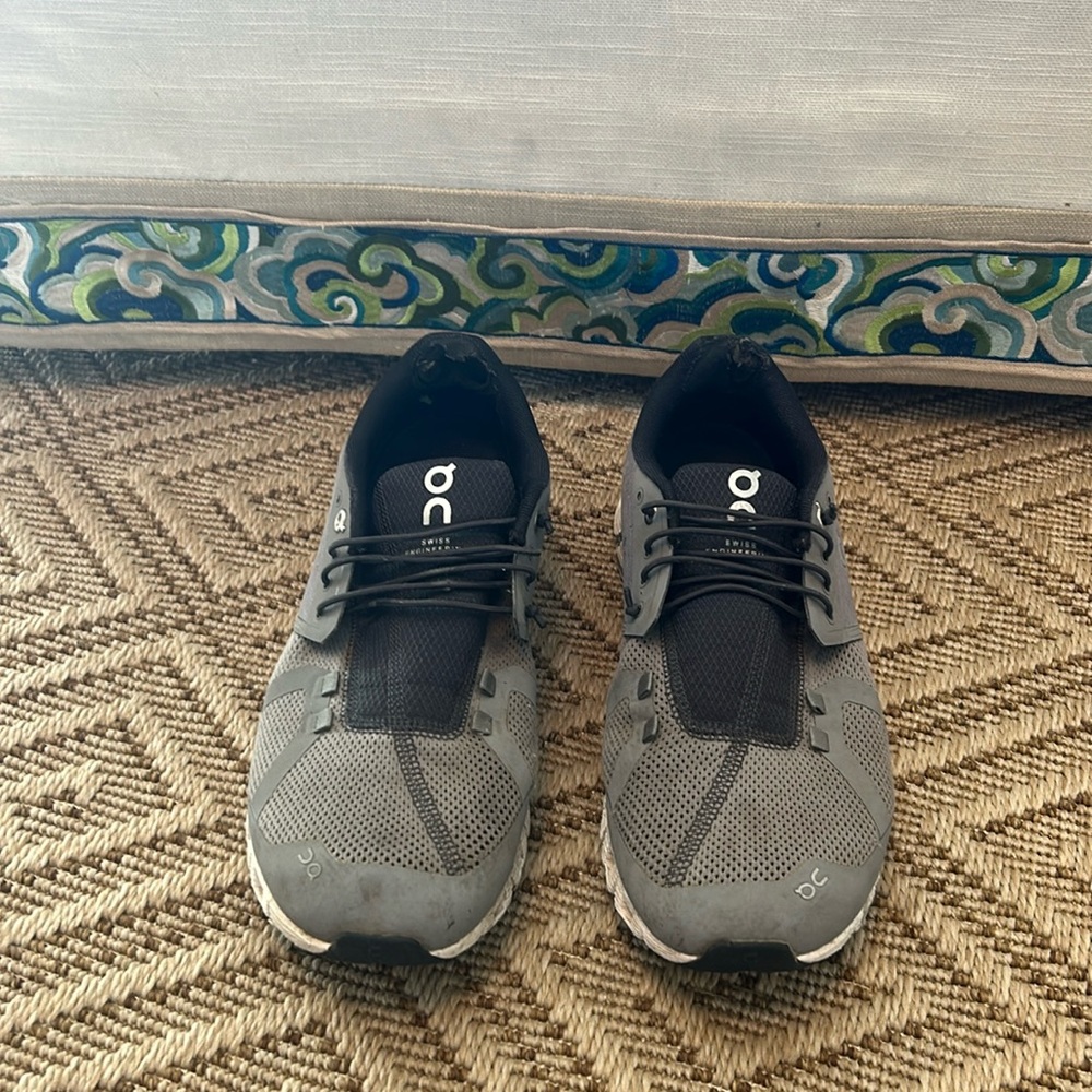 On Cloud men’s size 9